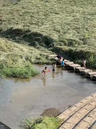 夏天到了,小朋友在河边玩水,在桥上经过的大人"咔嚓"拍下照片,想念