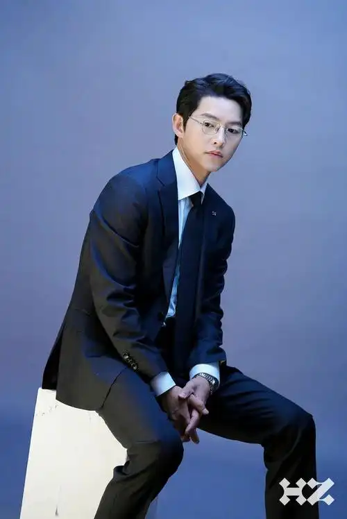 宋仲基饰演的管理财阀钟秀一家的秘书尹贤宇,戴着金丝边眼镜,西装革履