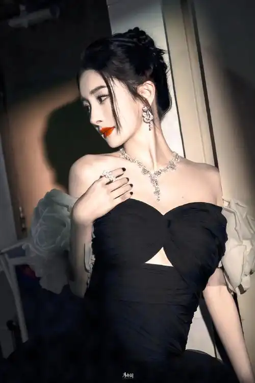 杨幂优雅盘发妆#2022微博之夜第二套黑色礼服,杨幂优雅盘发妆造型