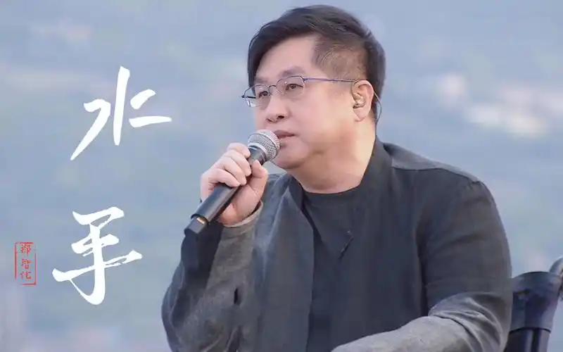 61岁郑智化再唱《水手》前奏一响,依旧热泪盈眶,激励了一代人