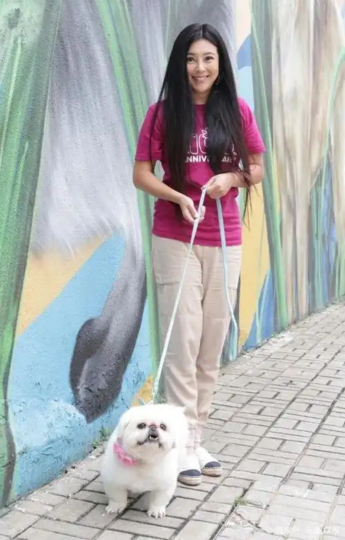 不知不觉,傅明宪已经50岁了,她的皮肤白皙紧致,身材也没有发福,只是