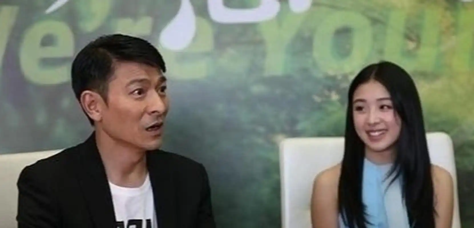 深夜刘德华叫助理带张含韵到他房间,张含韵抓了抓衣服:"他不会是有