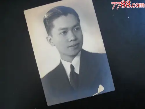 民国老照片:穿西装的帅哥头发很挺