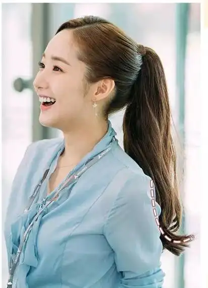 女生扎卖萌的马尾辫子发型,堪称最为完美的扎发,独特有气质