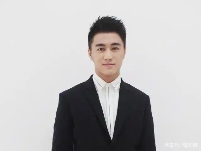 被传喜欢和嫩模一起玩,何猷君深夜怒怼造谣者,13连问太犀利