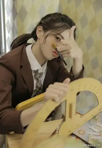 性感美女时尚写真:校园女神学生制服俏皮可爱,甜美迷人!