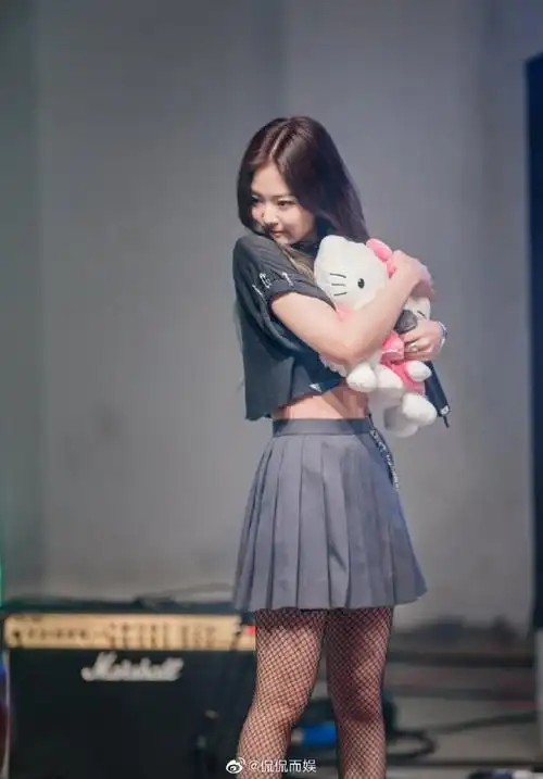 jennie超短裙造型