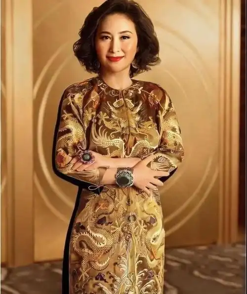 何超琼的妆容和穿搭都完美,美爆了