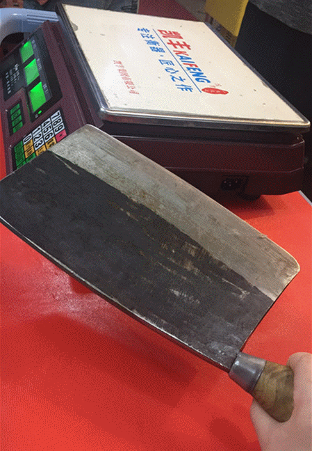 呼市这家火锅店路子太野居然凭一把大刀圈粉无数