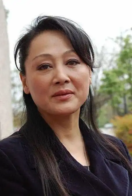 王姬近照被曝,哪像奶奶辈的人!她为啥说:作为母亲,我输得彻底