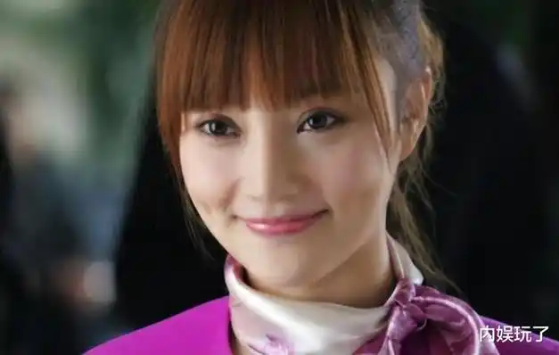 但是当我们回顾李小璐整容前的旧照片时,我们会发现甜心看起来更像她