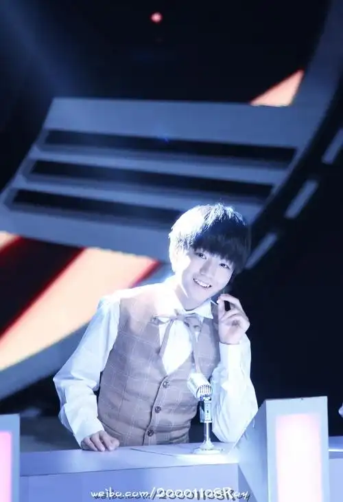 tfboys王俊凯 2014.8.28 年代秀.cr:logo