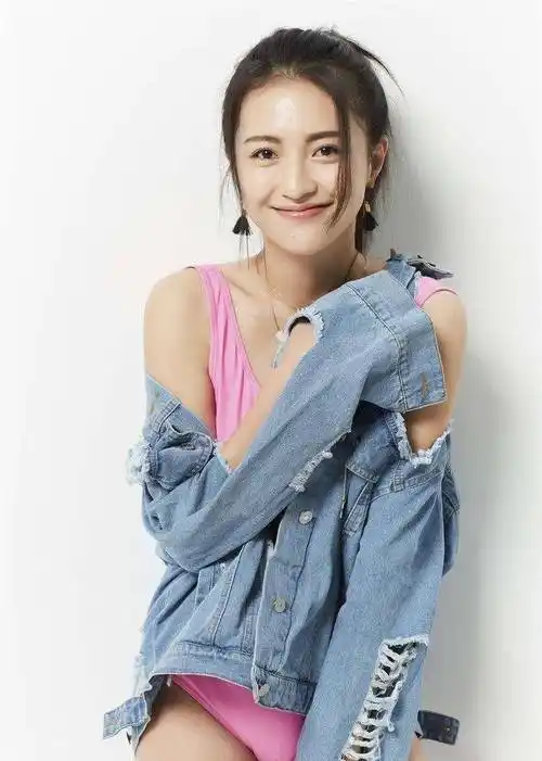 婧被宠成公主,穿毛衣裙清新可爱,下摆流苏却让人想剪一刀_节目_包贝尔