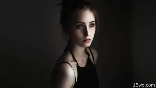 黑色背景美容美女人像8k壁纸