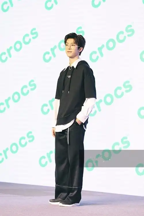 范丞丞一身黑衣戴金丝眼镜现身活动 领衔"乐华七子"帅气亮相