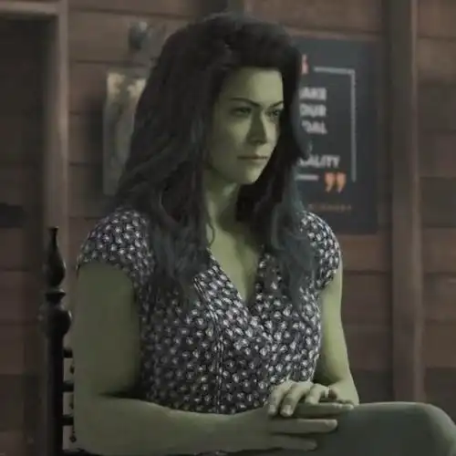 漫威《女浩克》新短预告:反向公主抱展示强大"女友力"