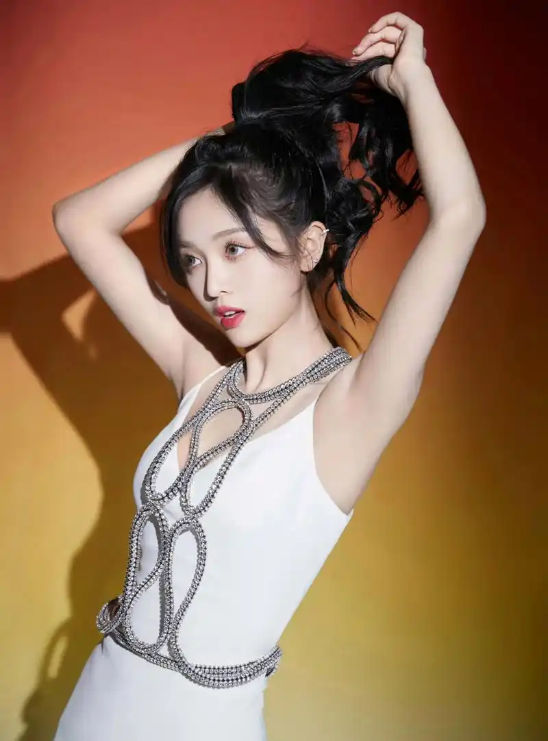 吴宣仪,白色吊带裙,银色高跟鞋超显好气质!