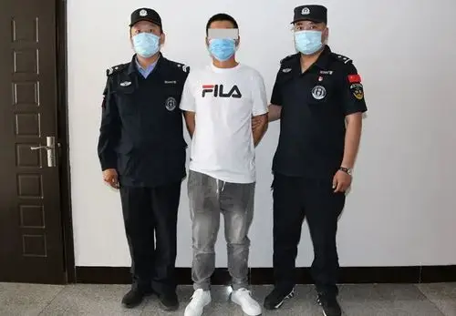 抗疫一线绥化特警在防疫卡口抓获一名网上逃犯