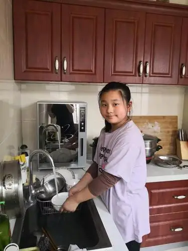 我也帮助妈妈洗碗