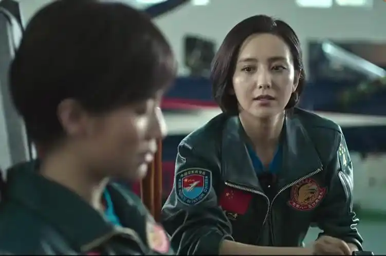 "温婉美人"佟丽娅,也曾经在《我和我的祖国》中给宋佳做配角,饰演了女