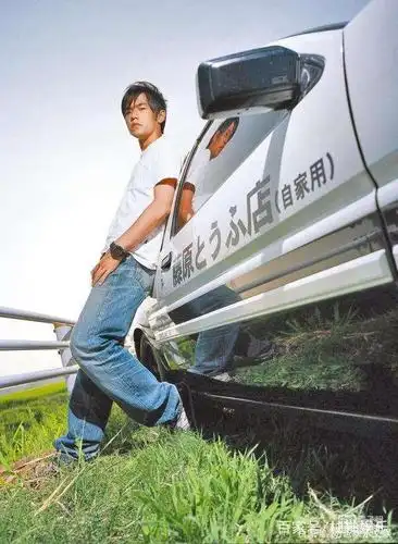 (头文字d)作为主角藤原拓海,同时还创作演唱了主题曲.