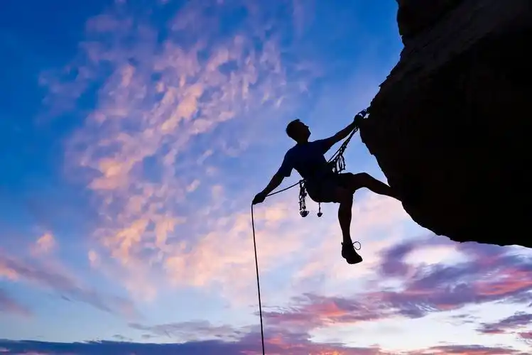山峰上的团队身影励志励志努力坚持不懈克服困难人物背影登顶山峰登山