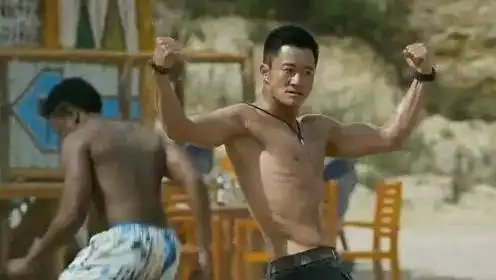 看吴京在《战狼》中,目测体脂也就保持在8%-10%,可以和运动员媲美!