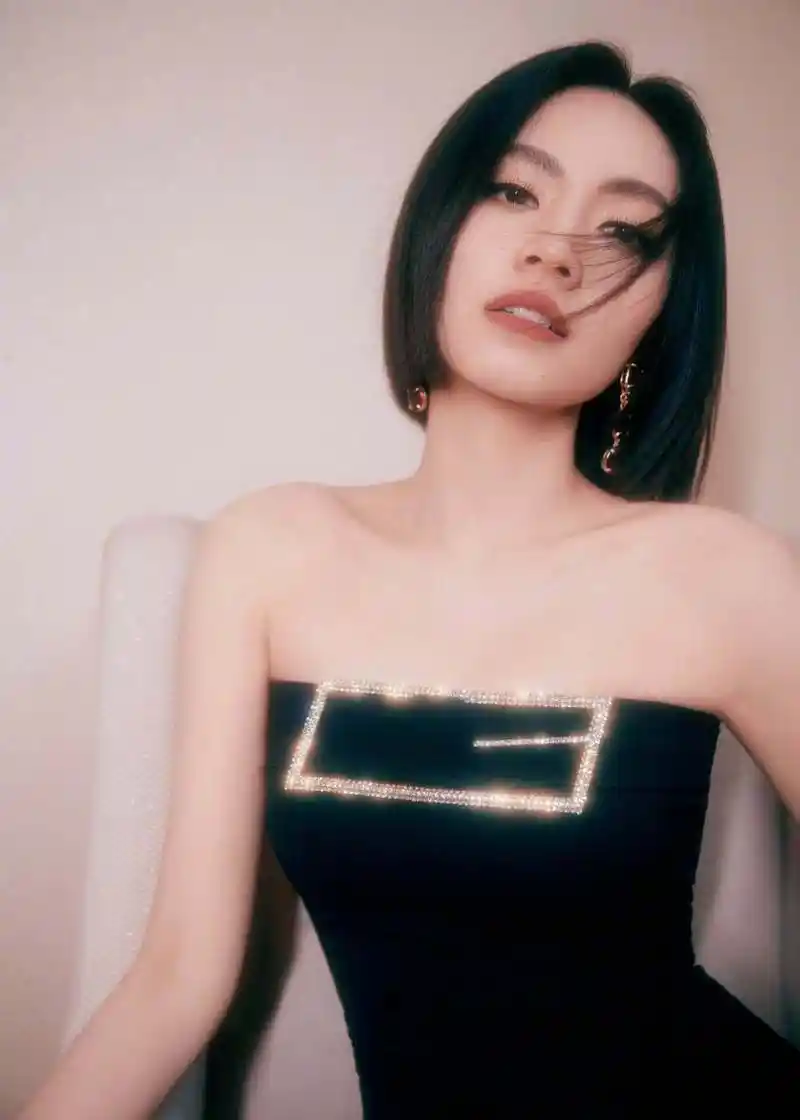 刘惜君,短发黑色抹胸裙