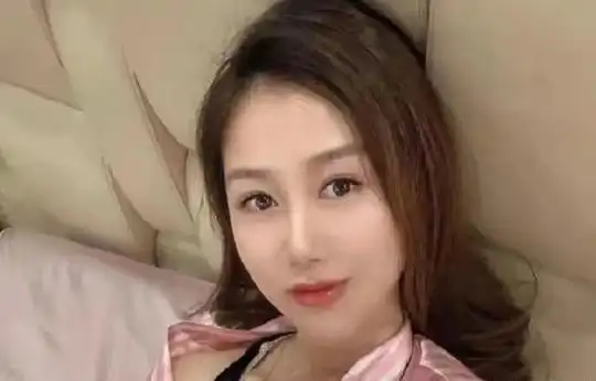 汪峰新女友曝光,身材火辣五官精致,网友:又是个网红脸.