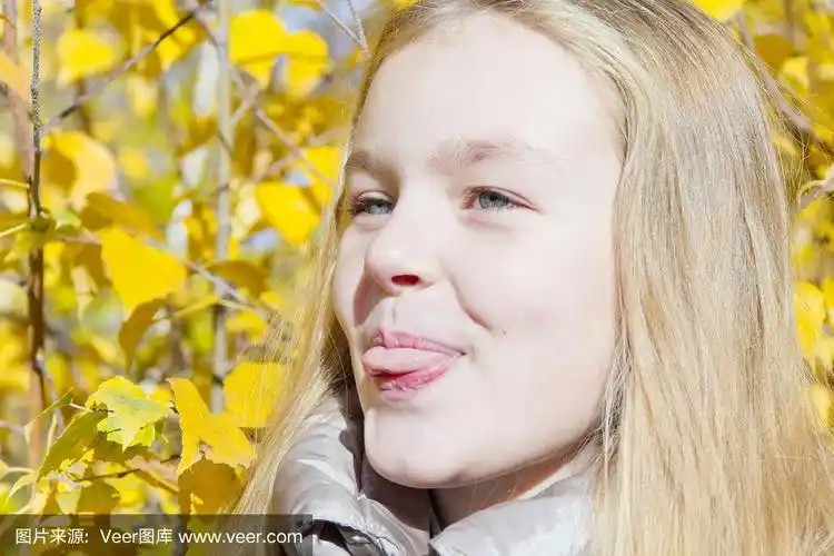 阳光下的可爱女孩伸出舌头
