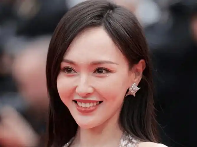 唐嫣凭借汪小姐翻身后首次大秀,长发及腰发型戴星星耳坠,美翻了