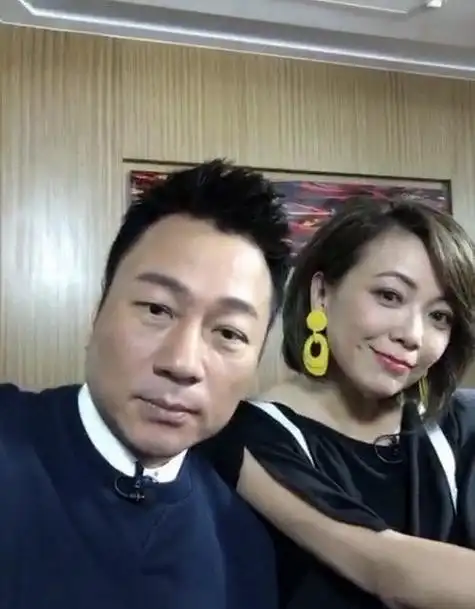 邓萃雯黎耀祥合影穿短裤长靴装阿姨但干瘪的双腿一看就老了