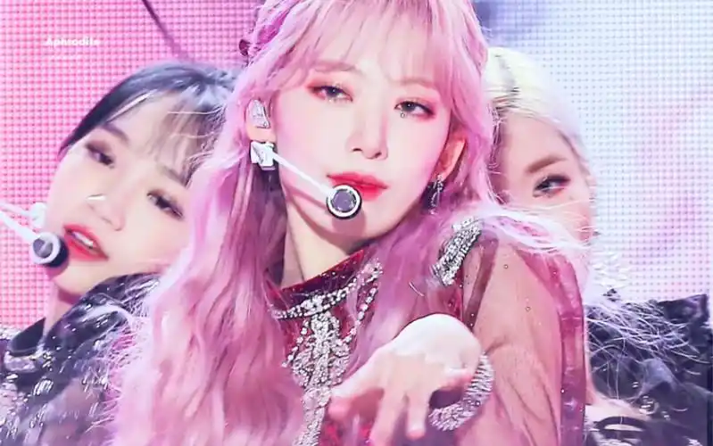 来看宫脇咲良的粉发美貌