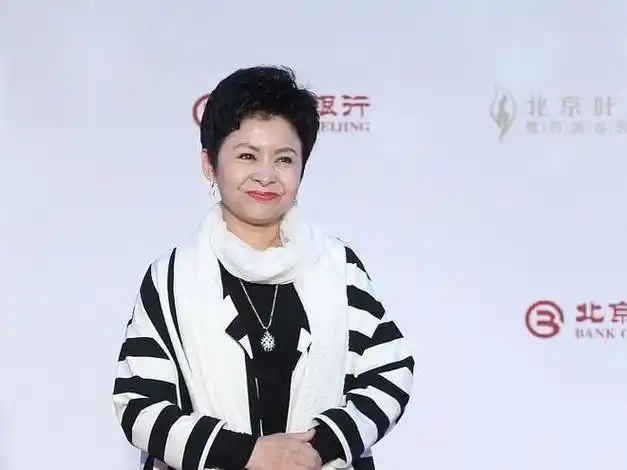 董文华背后39年的老公是他polo衫配西裤成熟稳重不帅气有魅力