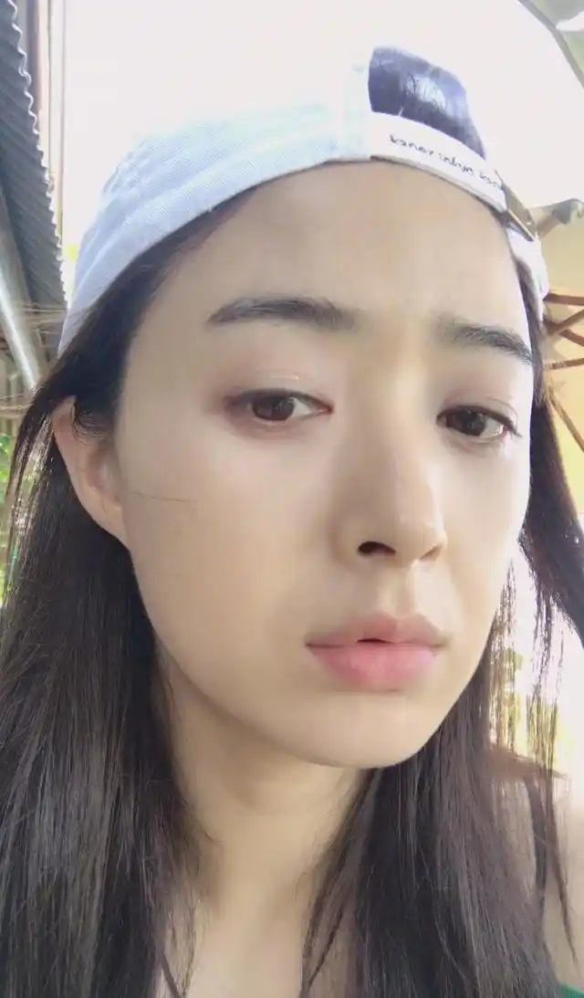 5月20日凌晨,蒋欣在微博上晒出一组素颜自拍,调皮配文"520是什么意思