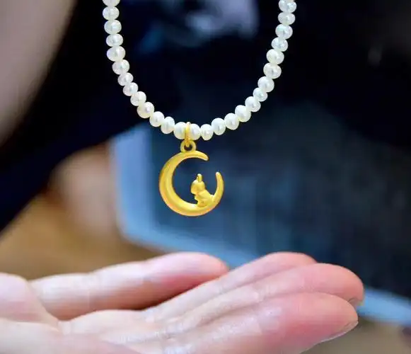 黄金项链月亮兔吊坠搭珍珠
