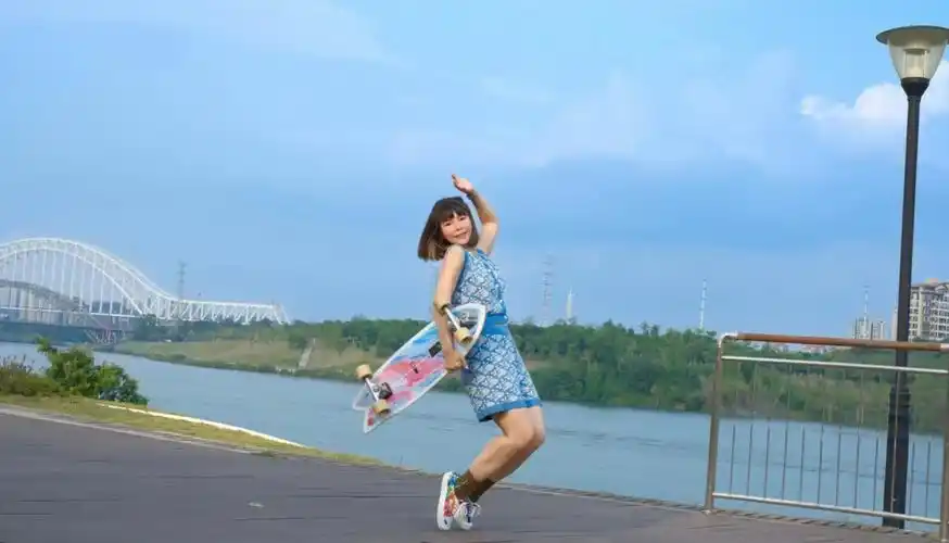 在小红书玩转滑板05夏天的滑板是蓝色的