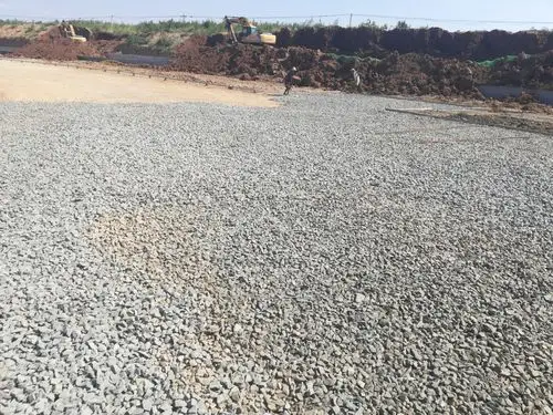 南广场上层铺设碎石垫层