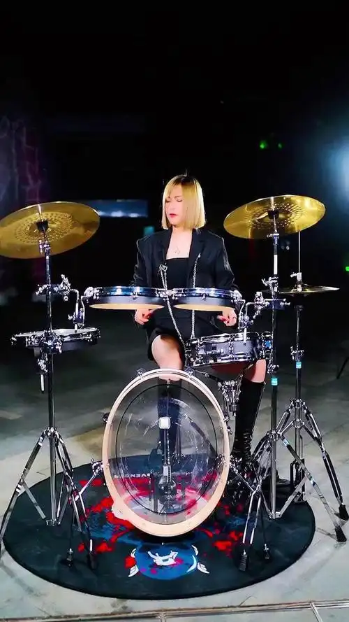 美女架子鼓演奏友谊之光