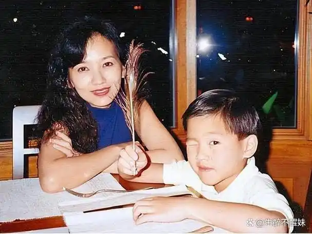 69岁赵雅芝的骄傲三个儿子都是学霸今大儿子45岁二儿子41岁