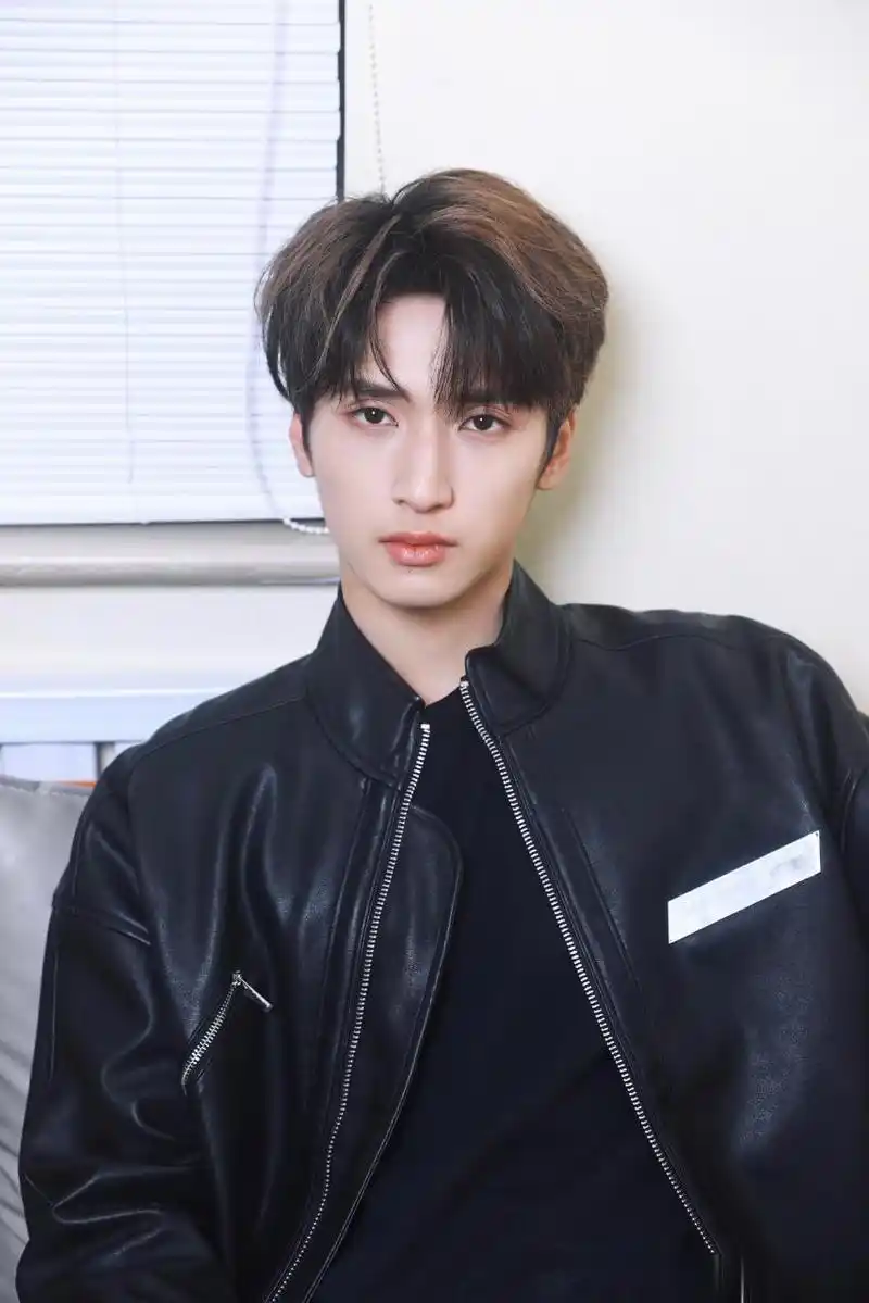 严浩翔好复杂的裤子严浩翔五彩斑斓的黑穿搭好帅啊喜欢