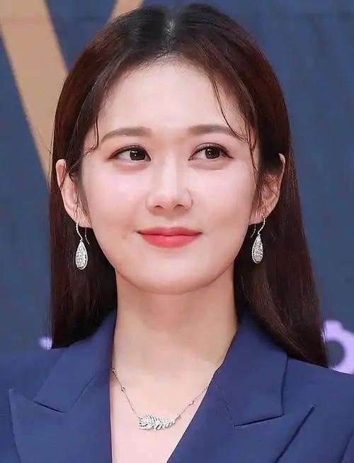 因为一句话被"赶出"中国,张娜拉如今再晒素颜照,少女感依旧