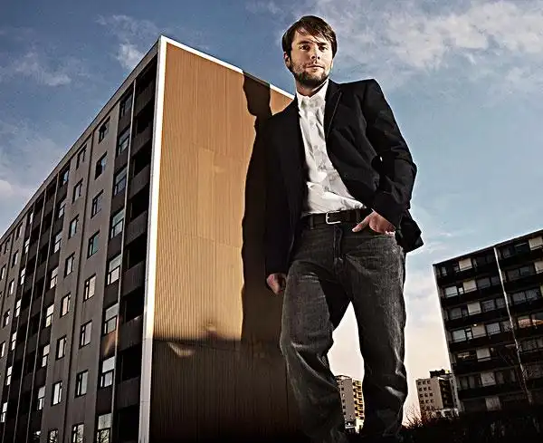 巨大,男人,靠着,建筑