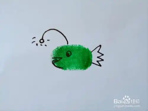 如何用手指印画一条灯笼鱼