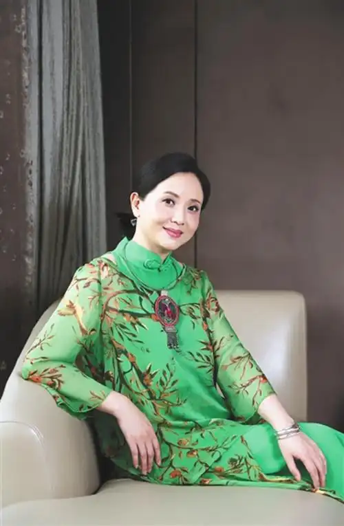 陶慧敏参加活动好惊艳,穿黄金旗袍成为焦点,"婴儿肌"白如雪