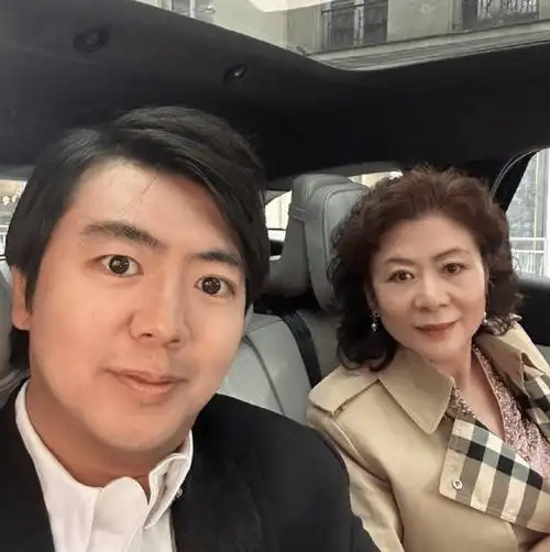 郎朗与母亲周秀兰国外欢聚,展现深厚母子情