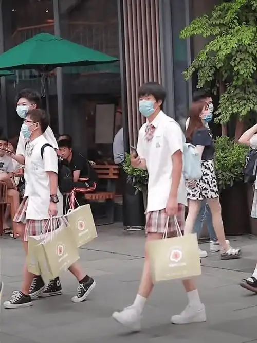 一群男生穿jk裙走大街路人觉得很奇怪圈内人却觉得很酷