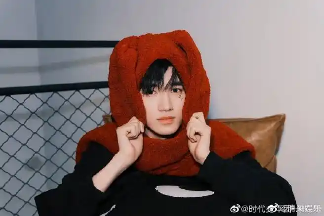 宋亚轩红色兔耳帽六连拍