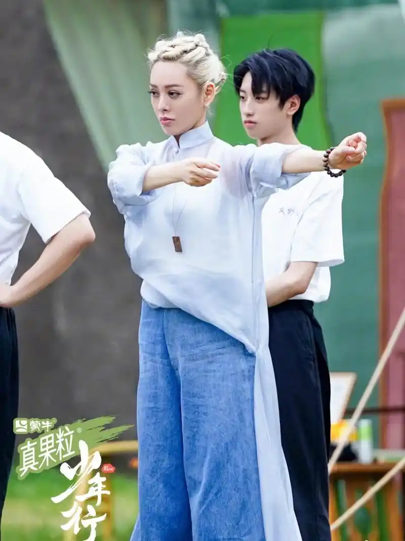 宁静的五官立体且富有混血感