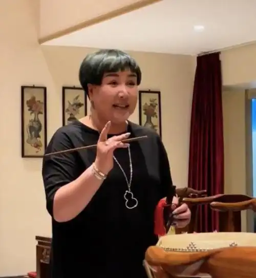 郭德纲老婆王惠好友聚会下巴尖瘦脸蛋红扑扑手上戴俩钻石镯子